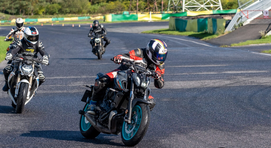 Motoškola Kamila Holána a Michaela Parmy - jízda na okruhu